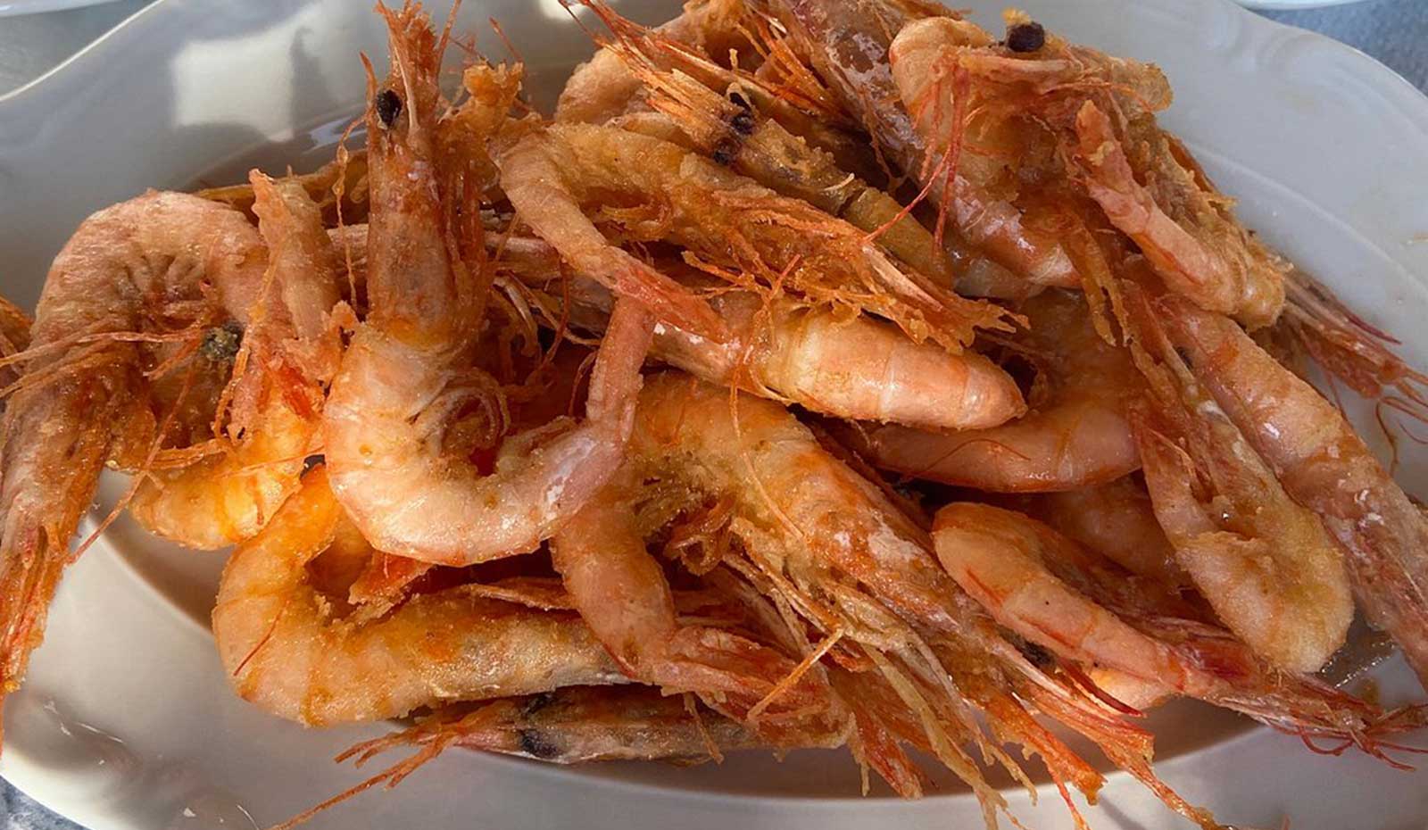Πιάτο με φρέσκες γαρίδες, ιδανικός μεζές για το καλοκαίρι στα Κύθηρα.